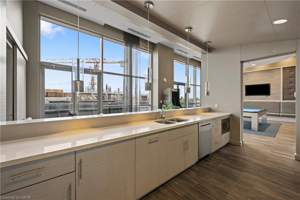 906-2087 Fairview Street, Burlington, ON - Indoor Photo Showing Kitchen With Double Sink