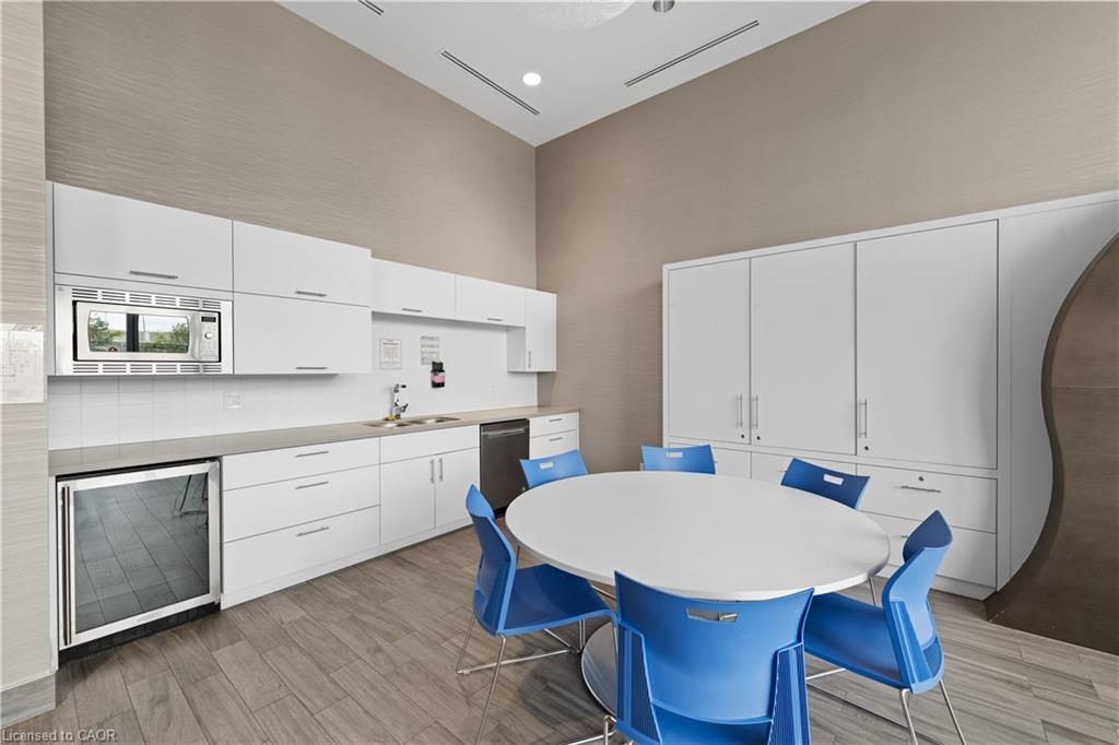 906-2087 Fairview Street, Burlington, ON - Indoor Photo Showing Other Room