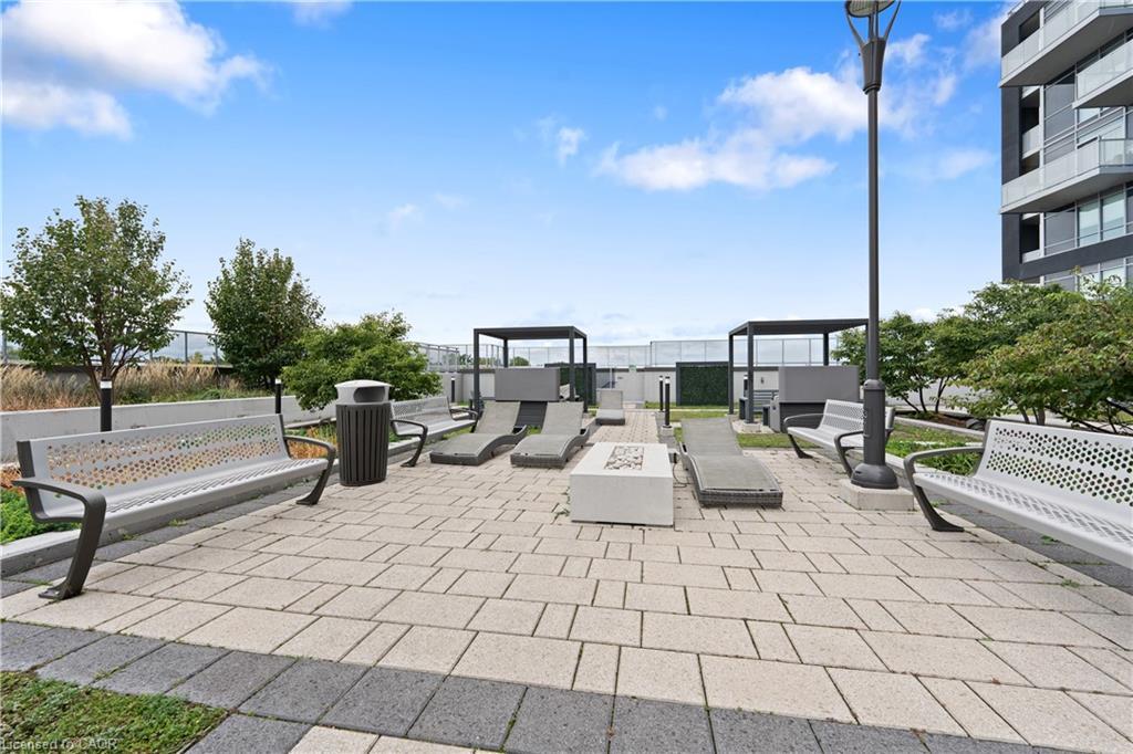 906-2087 Fairview Street, Burlington, ON - Outdoor