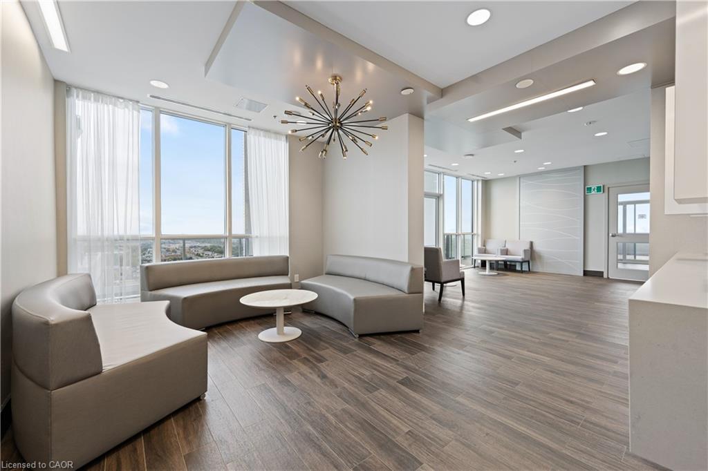 906-2087 Fairview Street, Burlington, ON - Indoor Photo Showing Living Room