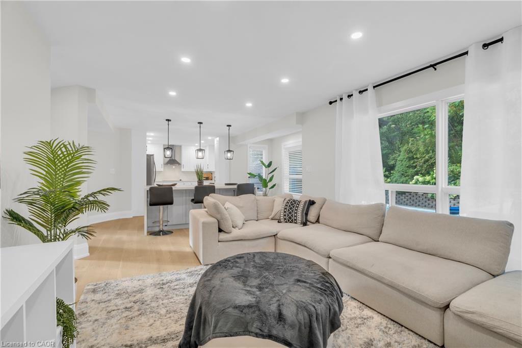 200 Mcmeeken Drive, Cambridge, ON - Indoor Photo Showing Living Room