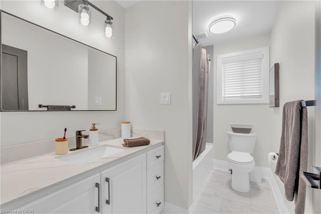 200 Mcmeeken Drive, Cambridge, ON - Indoor Photo Showing Bathroom