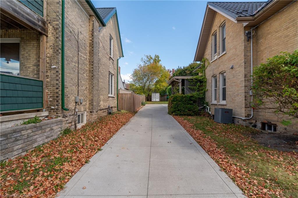 210 Lancaster Street E, Kitchener, ON - Outdoor