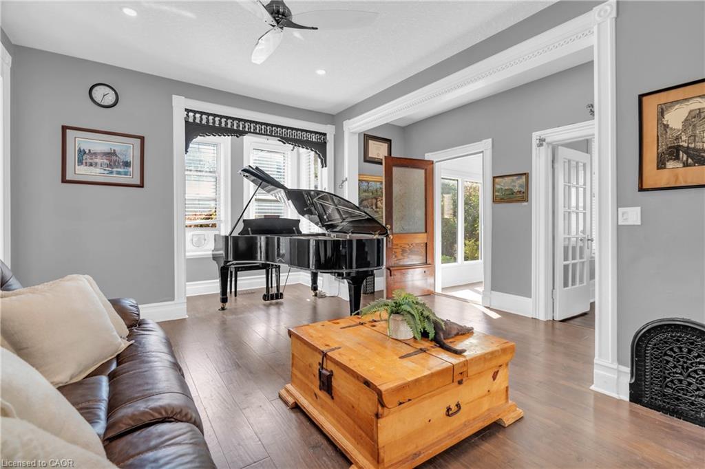 210 Lancaster Street E, Kitchener, ON - Indoor Photo Showing Living Room