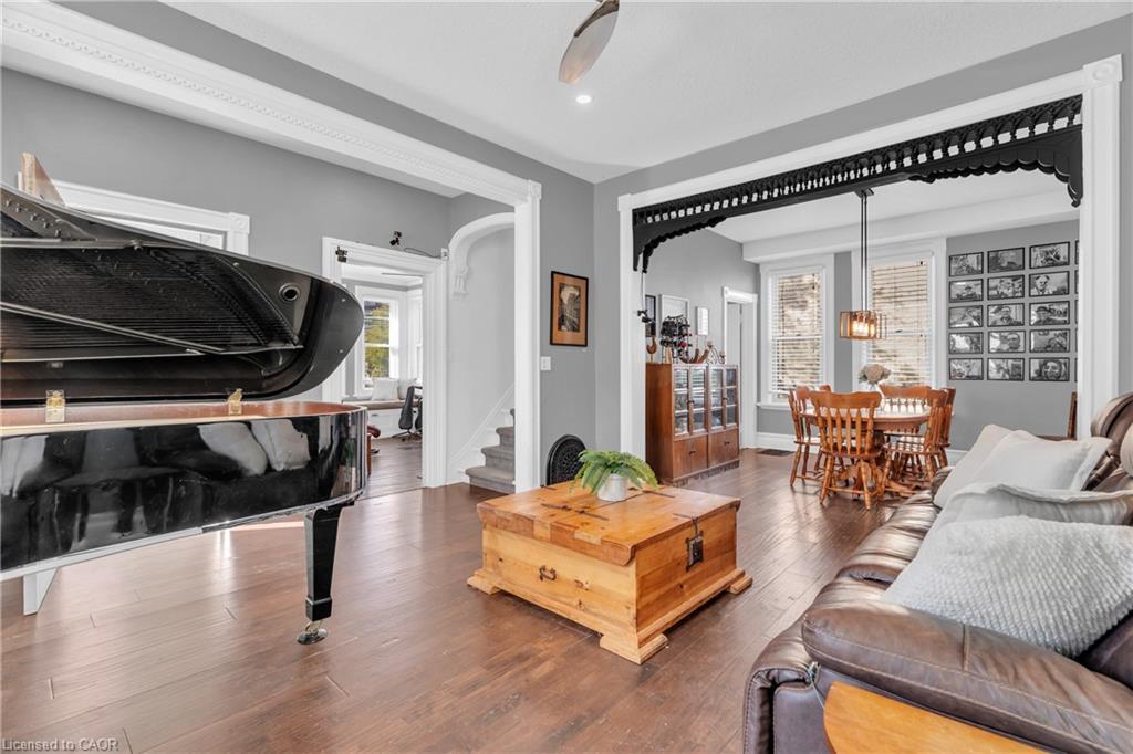 210 Lancaster Street E, Kitchener, ON - Indoor Photo Showing Living Room