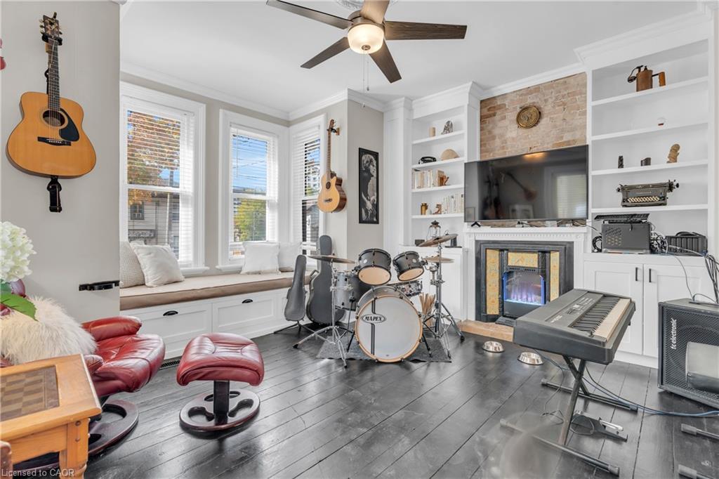 210 Lancaster Street E, Kitchener, ON - Indoor With Fireplace