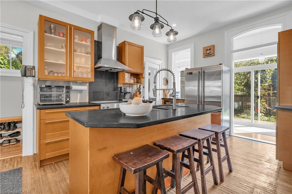 210 Lancaster Street E, Kitchener, ON - Indoor Photo Showing Kitchen