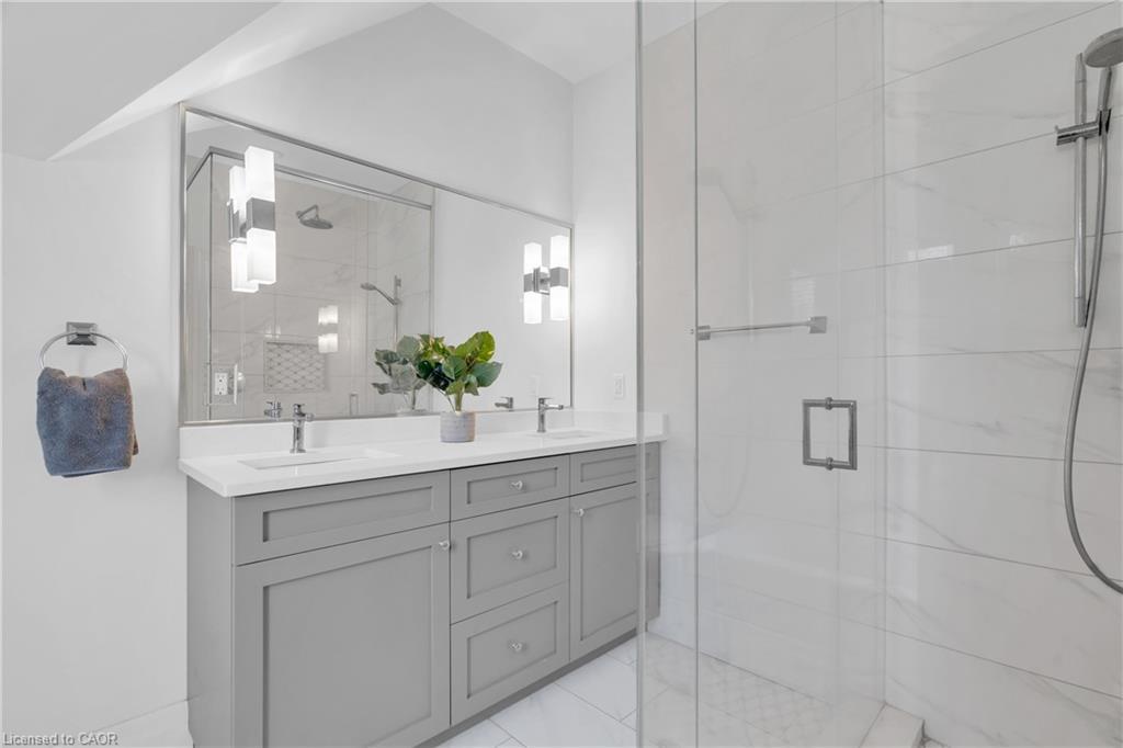 210 Lancaster Street E, Kitchener, ON - Indoor Photo Showing Bathroom