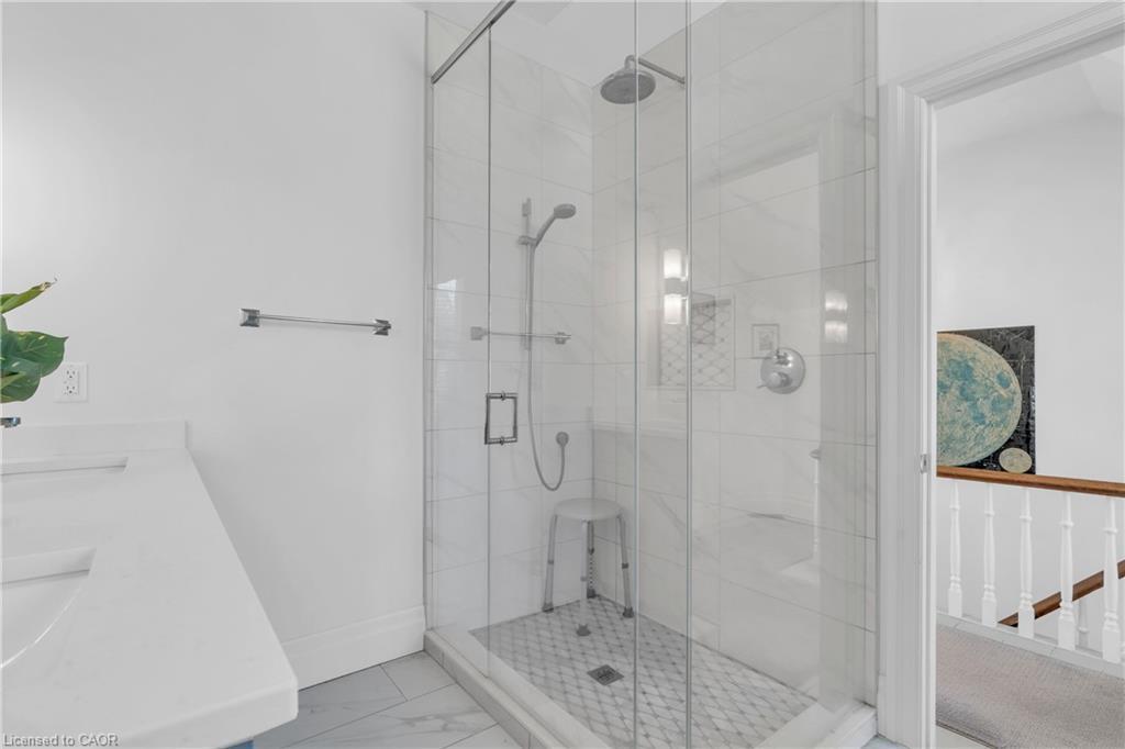 210 Lancaster Street E, Kitchener, ON - Indoor Photo Showing Bathroom