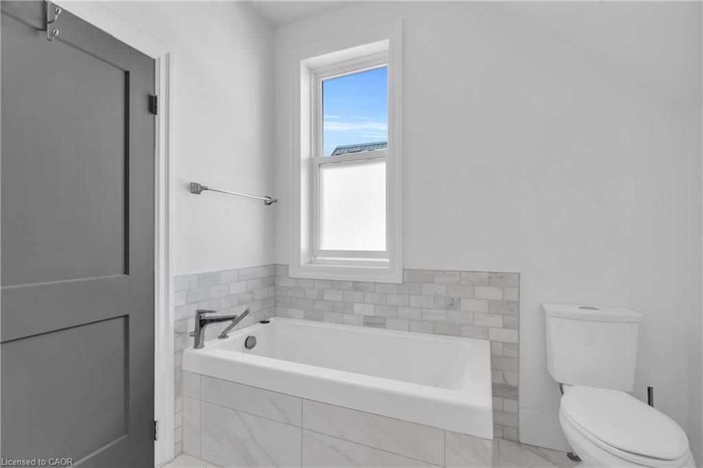 210 Lancaster Street E, Kitchener, ON - Indoor Photo Showing Bathroom