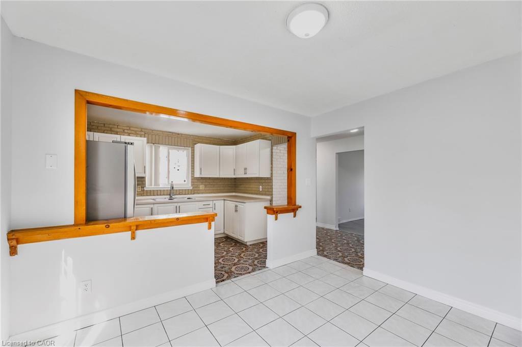 17 Maplestone Avenue, Sarnia, ON - Indoor Photo Showing Kitchen