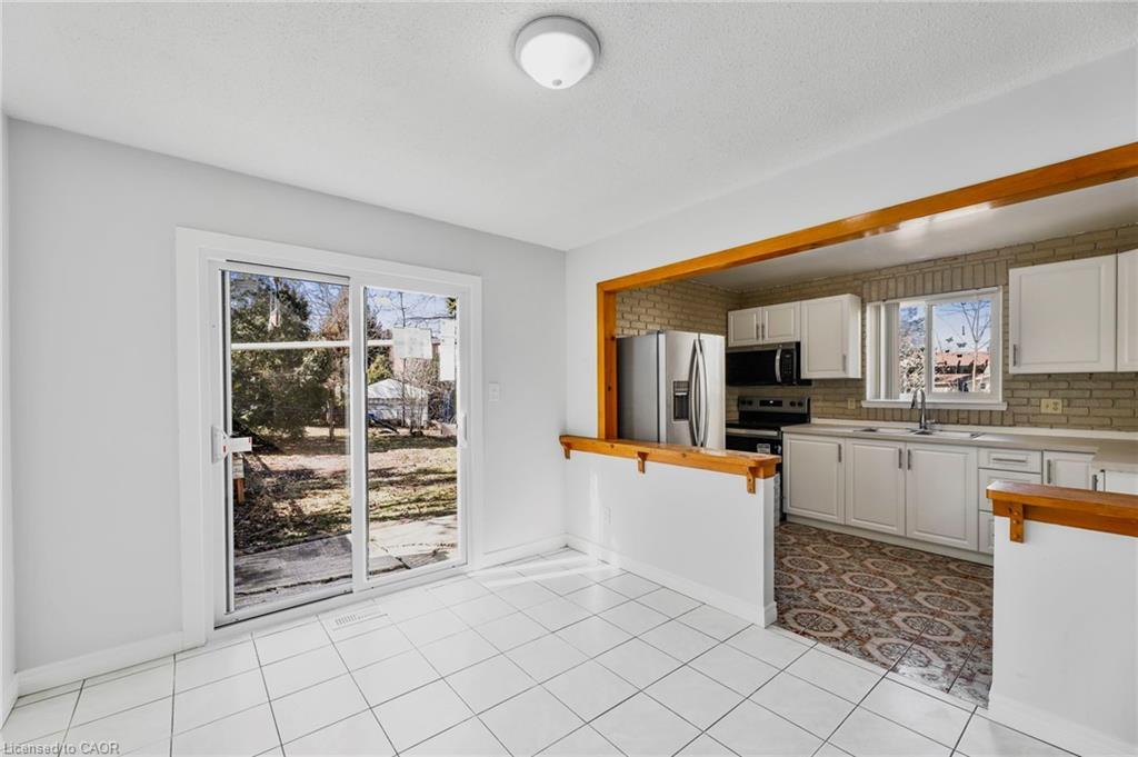 17 Maplestone Avenue, Sarnia, ON - Indoor Photo Showing Kitchen