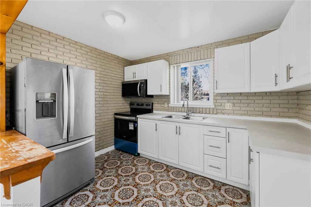 17 Maplestone Avenue, Sarnia, ON - Indoor Photo Showing Kitchen With Double Sink