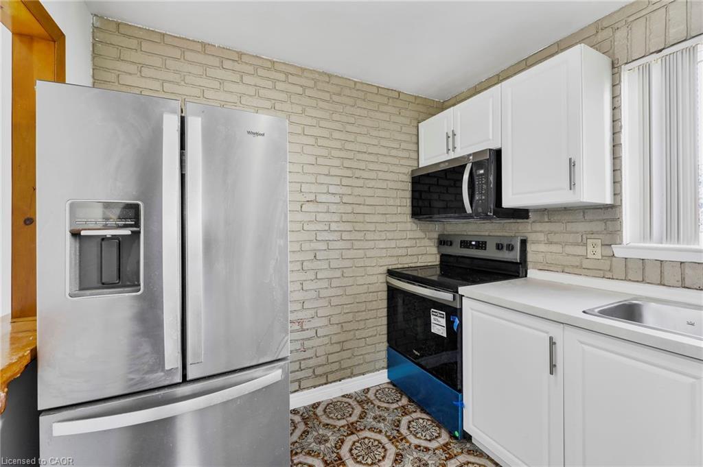 17 Maplestone Avenue, Sarnia, ON - Indoor Photo Showing Kitchen