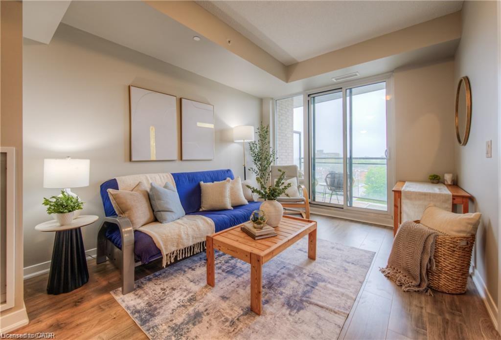 703-85 Duke Street W, Kitchener, ON - Indoor Photo Showing Living Room