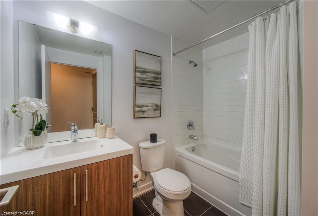 703-85 Duke Street W, Kitchener, ON - Indoor Photo Showing Bathroom
