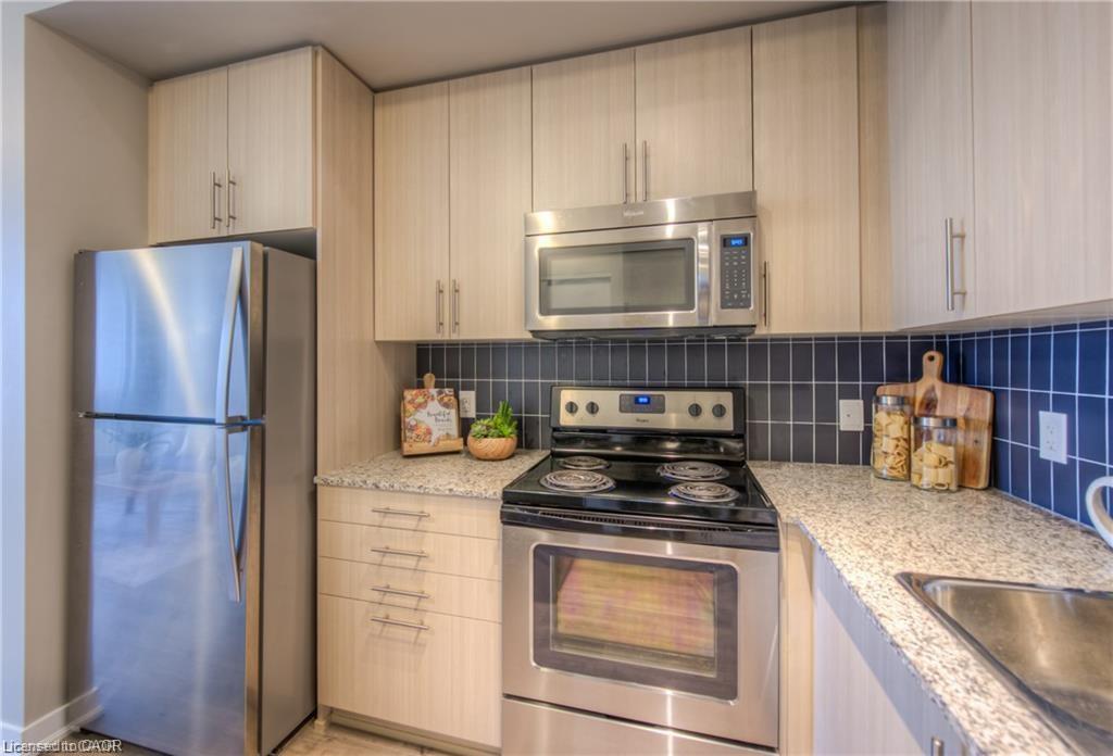 703-85 Duke Street W, Kitchener, ON - Indoor Photo Showing Kitchen