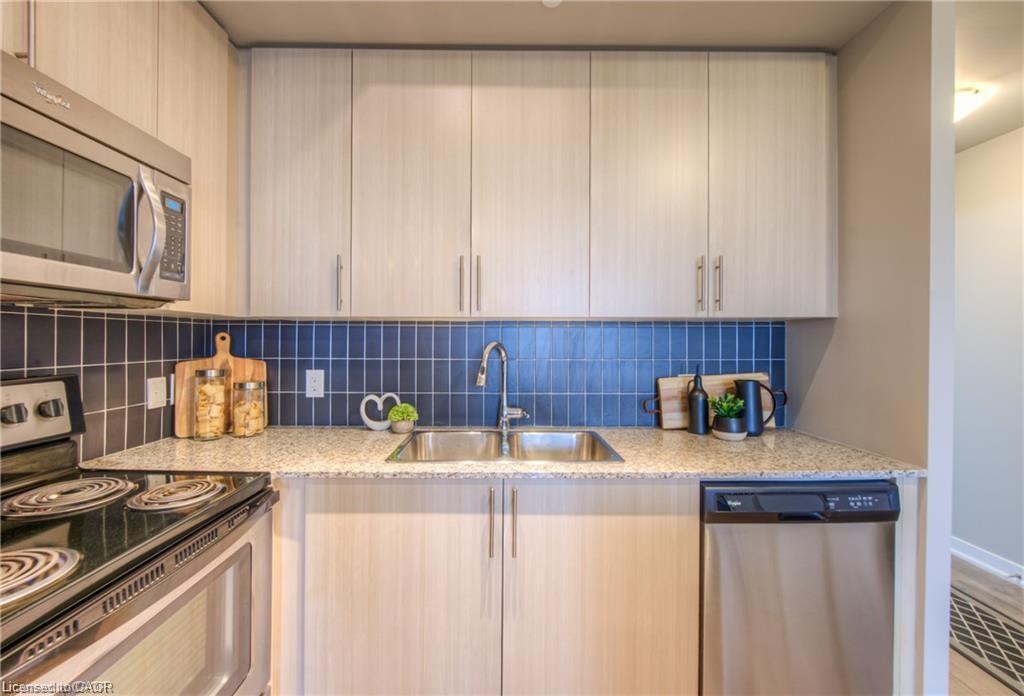 703-85 Duke Street W, Kitchener, ON - Indoor Photo Showing Kitchen