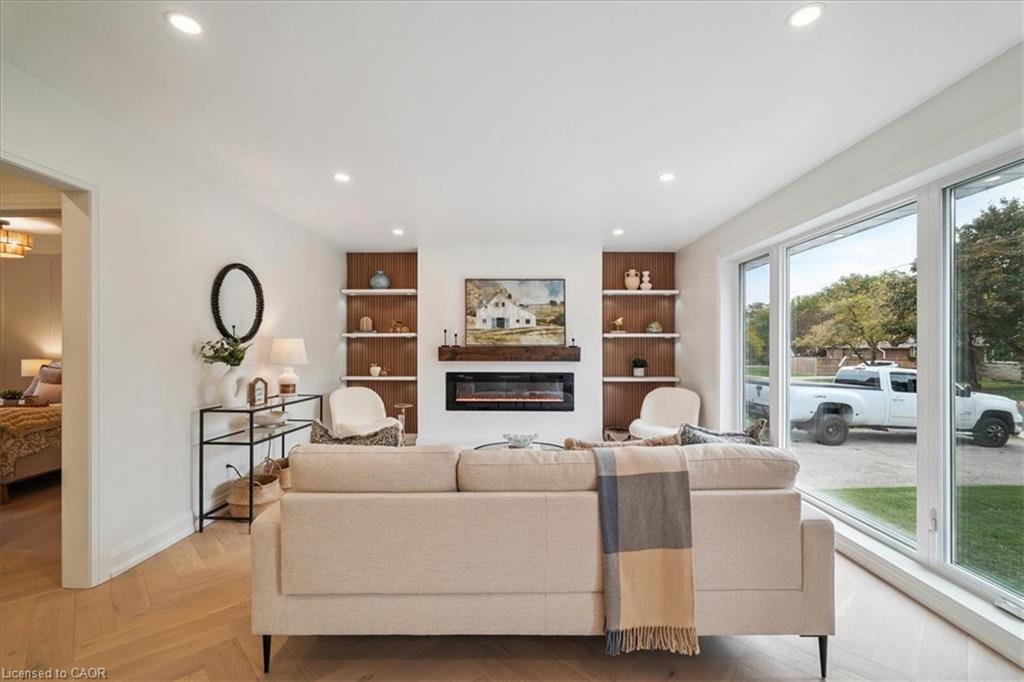 1391 Mountain Grove Avenue, Burlington, ON - Indoor Photo Showing Living Room With Fireplace