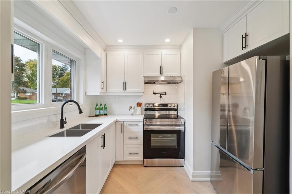 1391 Mountain Grove Avenue, Burlington, ON - Indoor Photo Showing Kitchen With Stainless Steel Kitchen With Double Sink With Upgraded Kitchen