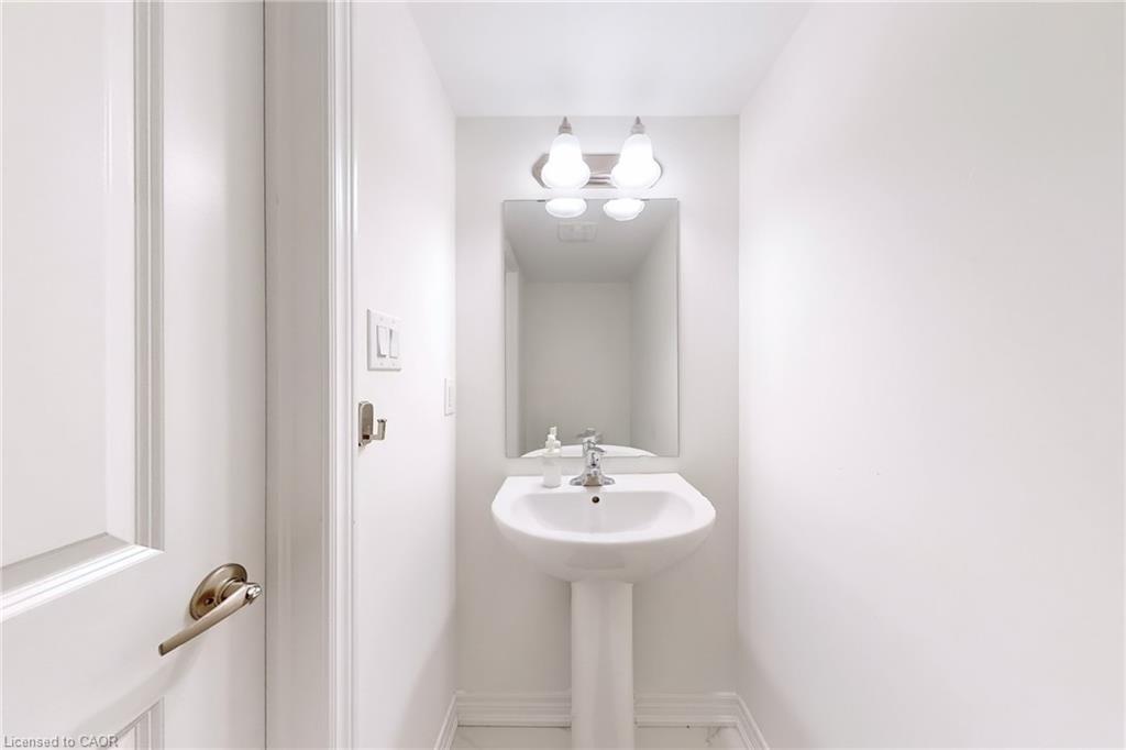 2 Reid Avenue North Avenue, Hamilton, ON - Indoor Photo Showing Bathroom