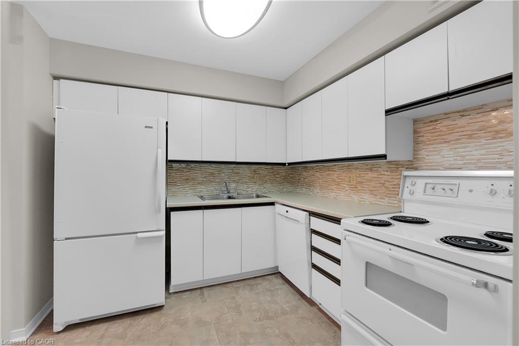 1732-1478 Pilgrims Way, Oakville, ON - Indoor Photo Showing Kitchen With Double Sink