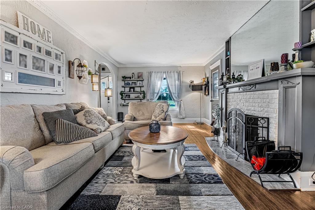 4591 Twenty First Street, Lincoln, ON - Indoor Photo Showing Living Room With Fireplace