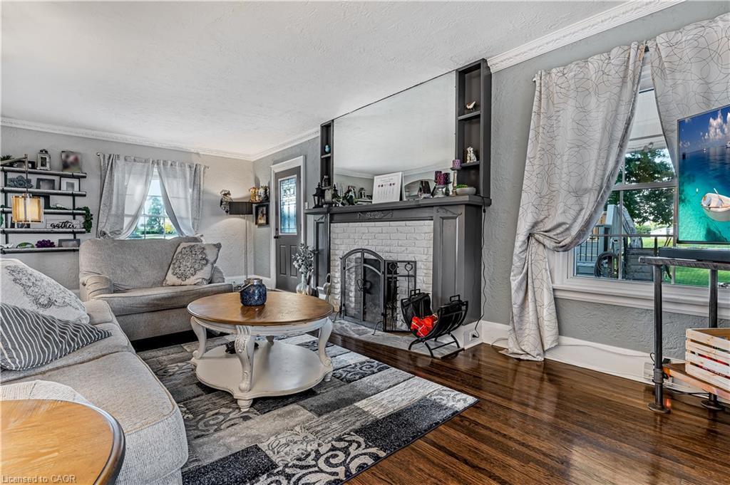 4591 Twenty First Street, Lincoln, ON - Indoor Photo Showing Living Room With Fireplace