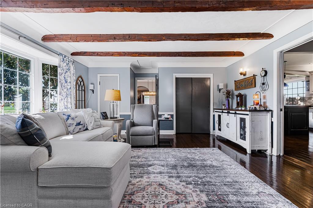 4591 Twenty First Street, Lincoln, ON - Indoor Photo Showing Living Room