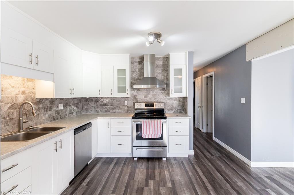 39 Evelyn Street, Brantford, ON - Indoor Photo Showing Kitchen With Double Sink With Upgraded Kitchen