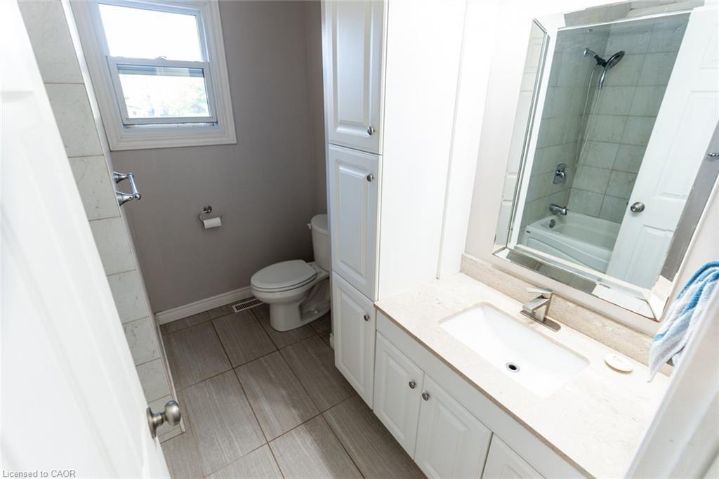 39 Evelyn Street, Brantford, ON - Indoor Photo Showing Bathroom