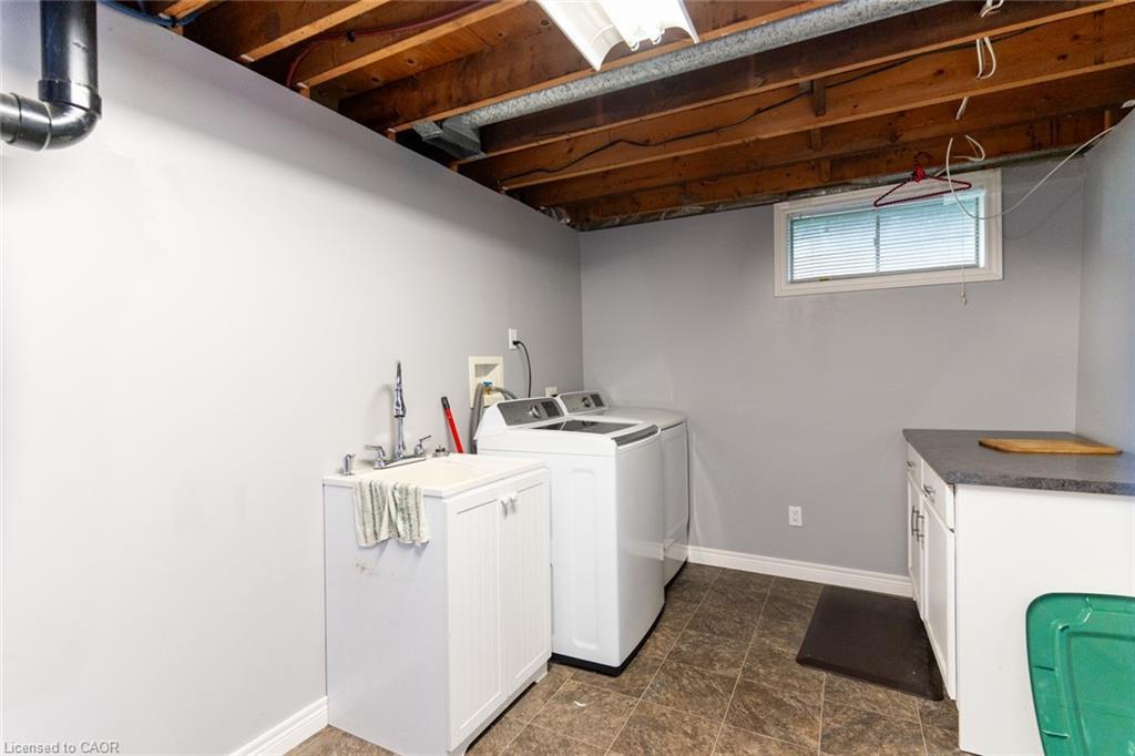 39 Evelyn Street, Brantford, ON - Indoor Photo Showing Laundry Room