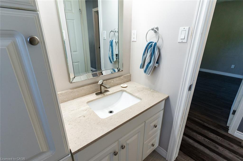 39 Evelyn Street, Brantford, ON - Indoor Photo Showing Bathroom