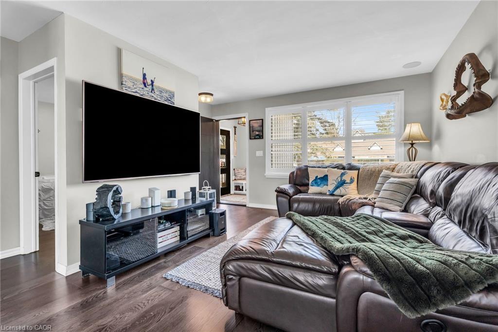 1359 Mosley Street, Wasaga Beach, ON - Indoor Photo Showing Living Room