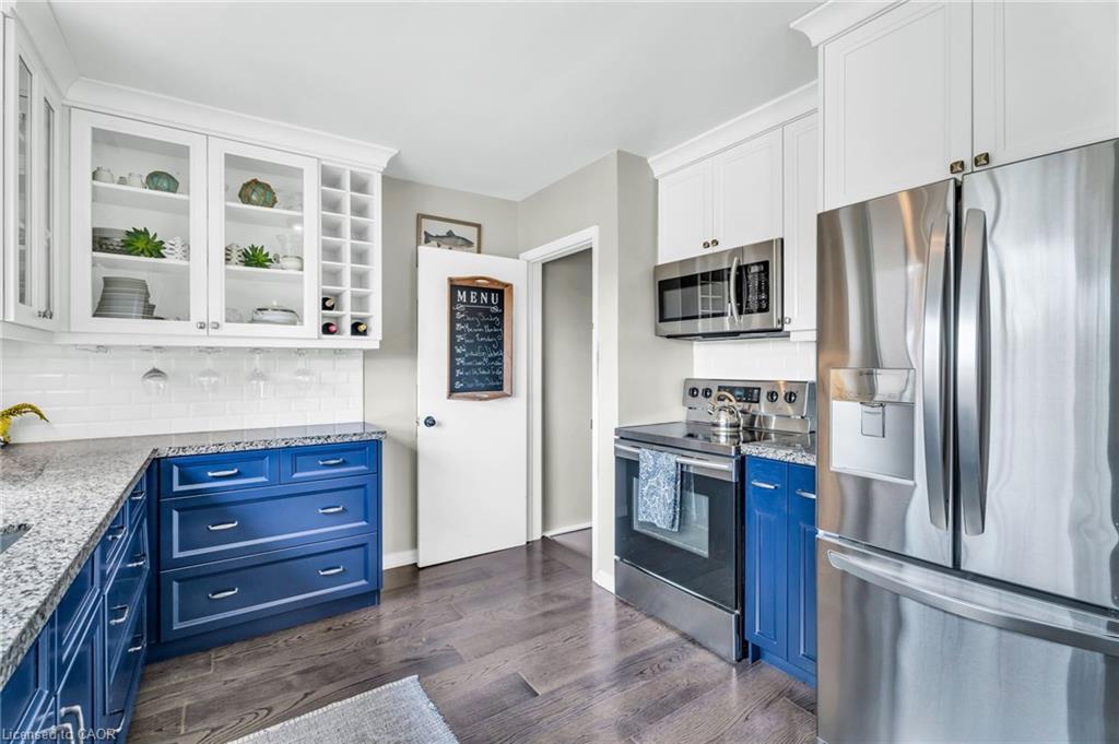 1359 Mosley Street, Wasaga Beach, ON - Indoor Photo Showing Kitchen With Upgraded Kitchen