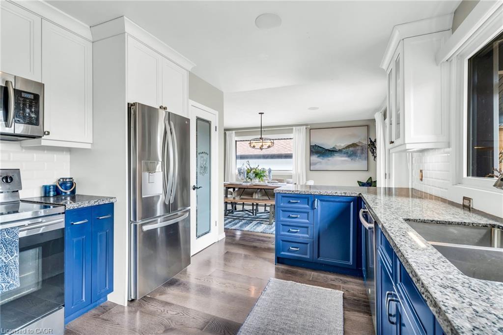 1359 Mosley Street, Wasaga Beach, ON - Indoor Photo Showing Kitchen With Double Sink With Upgraded Kitchen