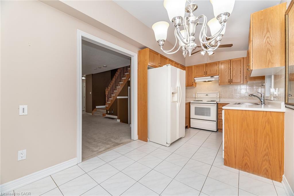7064 Walworth Court, Mississauga, ON - Indoor Photo Showing Kitchen