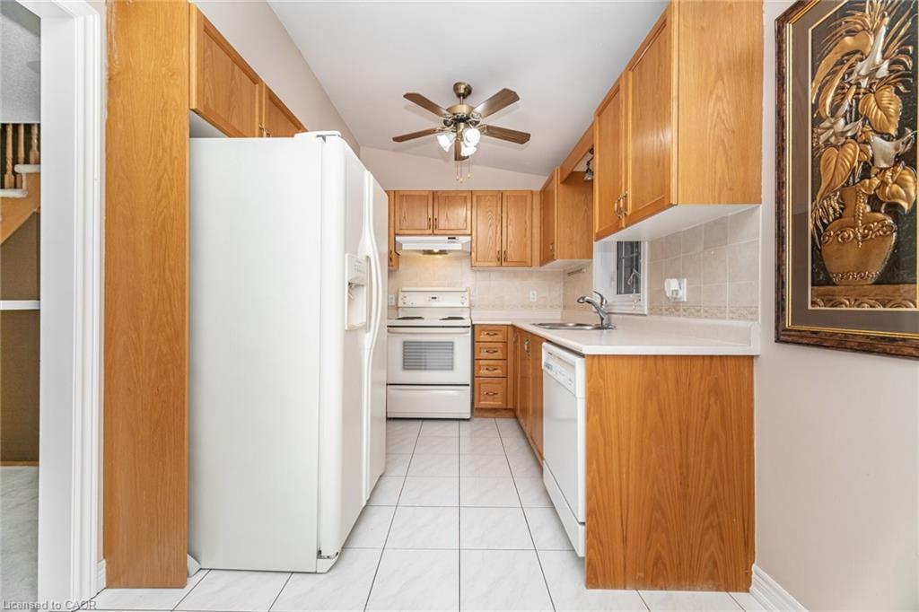 7064 Walworth Court, Mississauga, ON - Indoor Photo Showing Kitchen