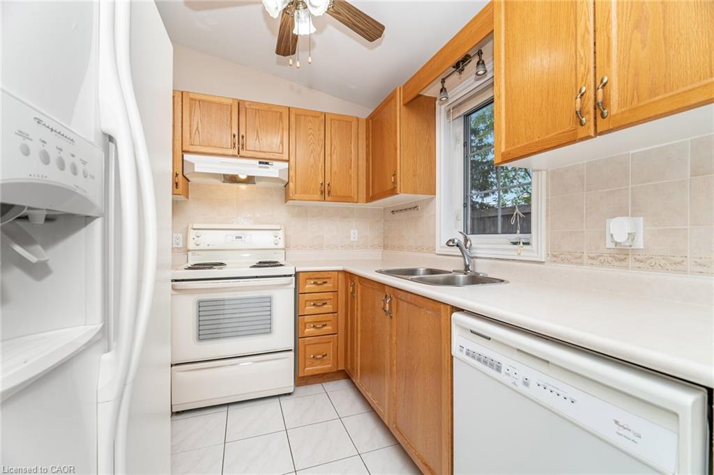 7064 Walworth Court, Mississauga, ON - Indoor Photo Showing Kitchen With Double Sink