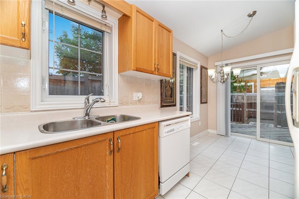 7064 Walworth Court, Mississauga, ON - Indoor Photo Showing Kitchen With Double Sink