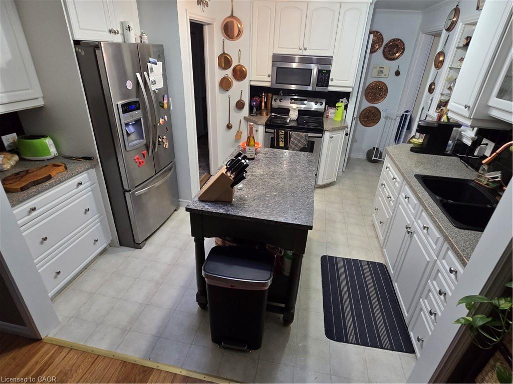 27 Hepburn Avenue, St. Thomas, ON - Indoor Photo Showing Kitchen With Double Sink
