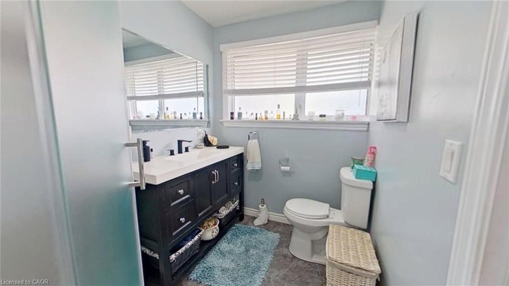 27 Hepburn Avenue, St. Thomas, ON - Indoor Photo Showing Bathroom