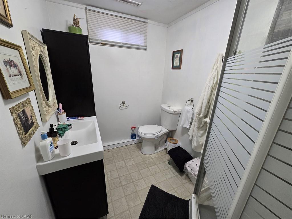 27 Hepburn Avenue, St. Thomas, ON - Indoor Photo Showing Bathroom