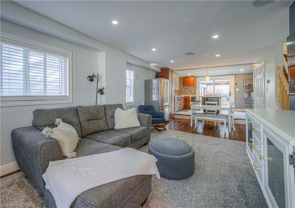 12 Jones Street, Stoney Creek, ON - Indoor Photo Showing Living Room