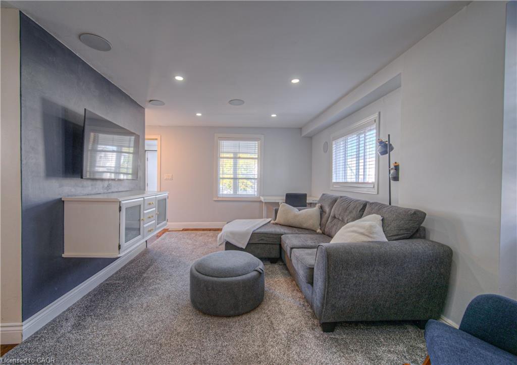 12 Jones Street, Stoney Creek, ON - Indoor Photo Showing Living Room