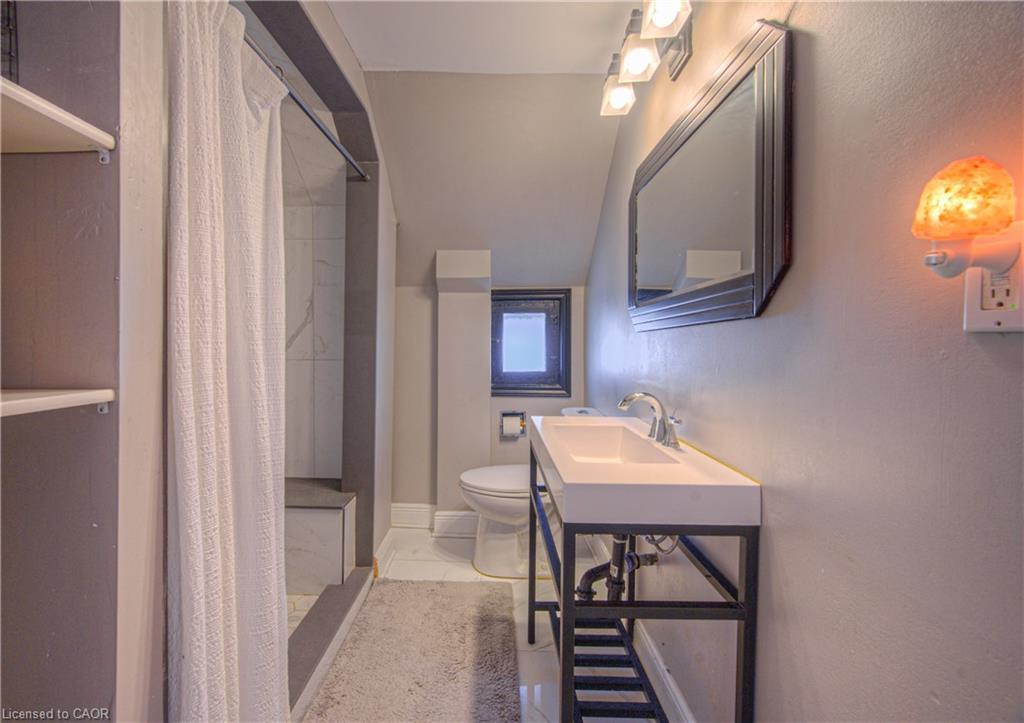 12 Jones Street, Stoney Creek, ON - Indoor Photo Showing Bathroom