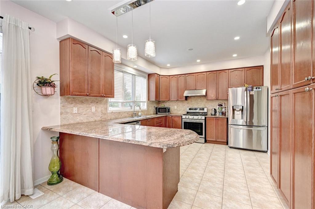 59 Apple Drive, Cambridge, ON - Indoor Photo Showing Kitchen With Upgraded Kitchen