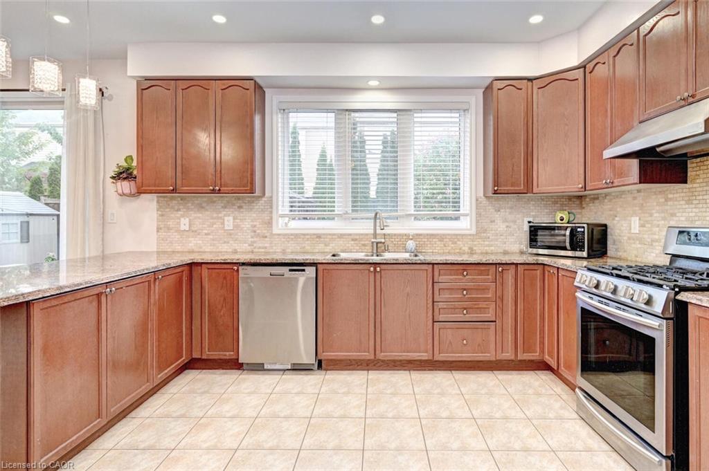 59 Apple Drive, Cambridge, ON - Indoor Photo Showing Kitchen With Upgraded Kitchen