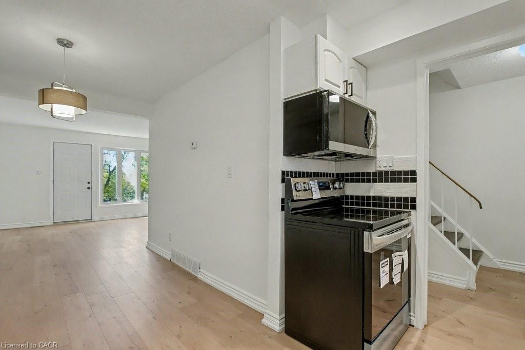 17-25 Upper Canada Drive, Kitchener, ON - Indoor Photo Showing Kitchen