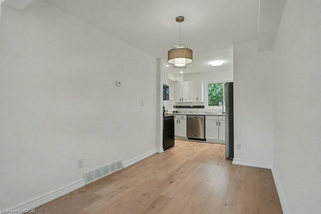17-25 Upper Canada Drive, Kitchener, ON - Indoor Photo Showing Kitchen